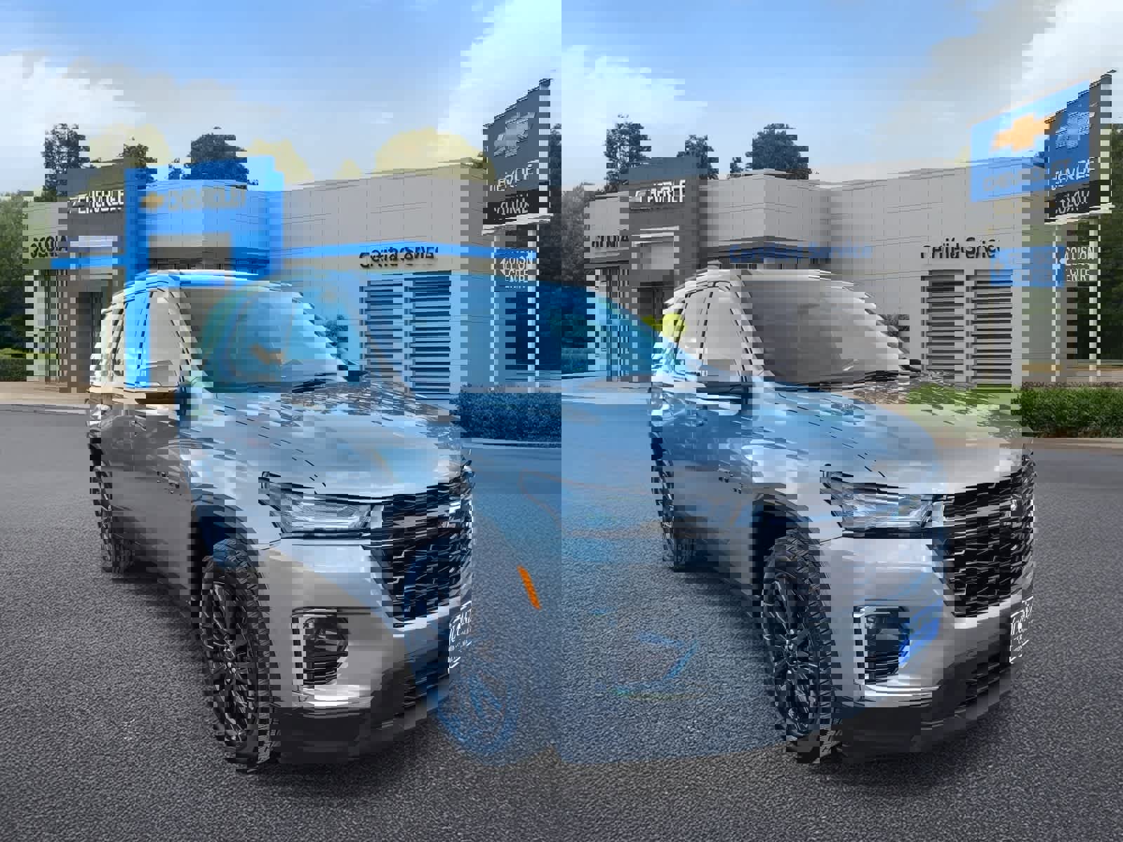 Used 2023 Chevrolet Traverse RS image 2