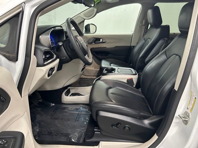 Used 2023 Chrysler Pacifica Touring-L image 12