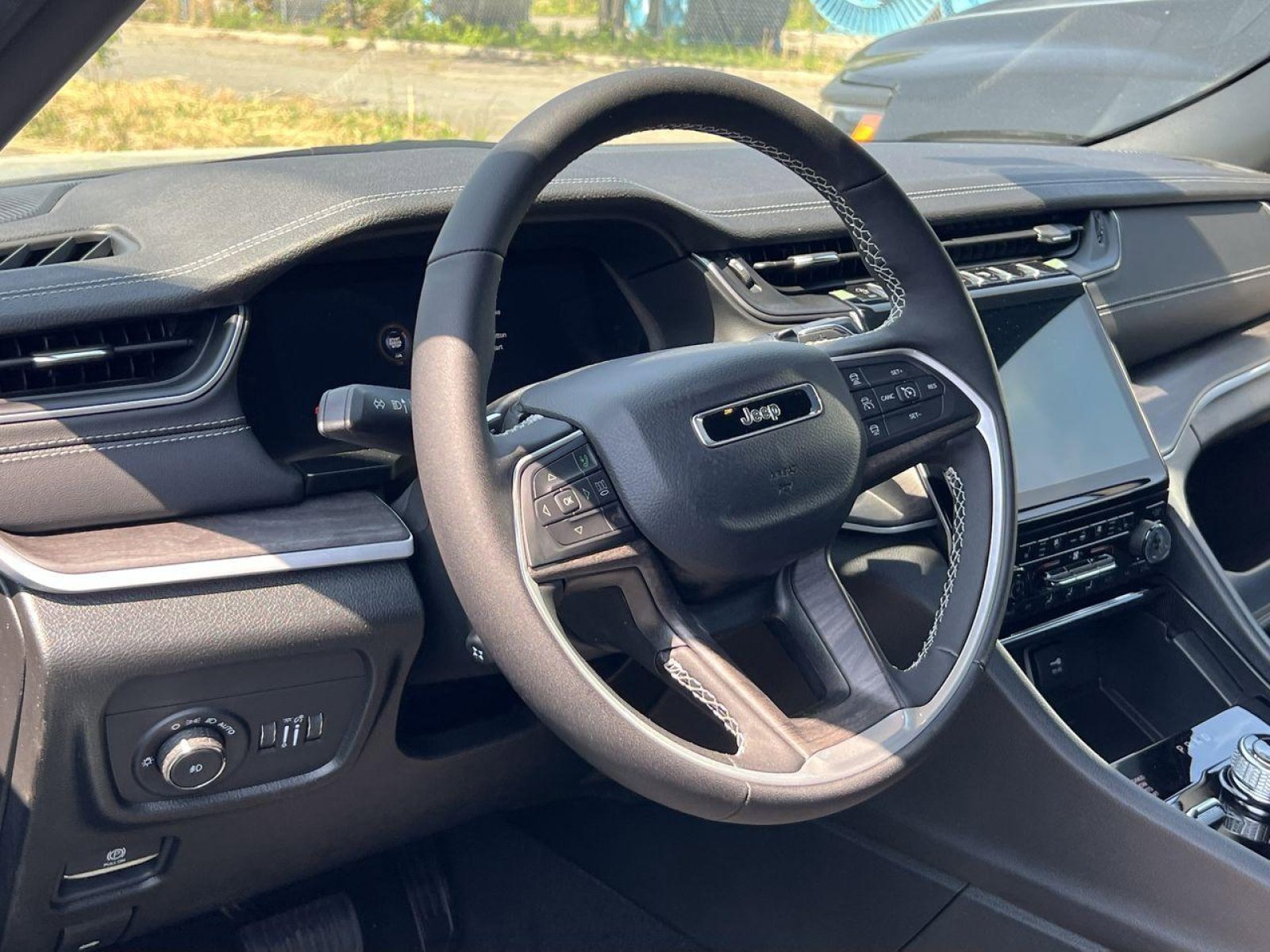 New 2025 Jeep Grand Cherokee Limited w/ Luxury Tech Group II image 11