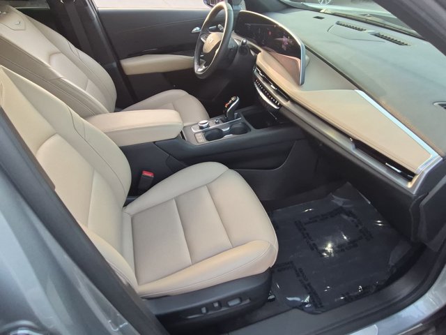 Used 2024 Cadillac XT4 Luxury w/ Cold Weather Package FWD image 20