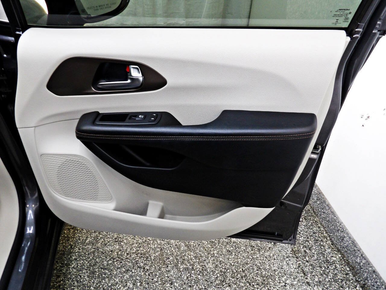 Used 2019 Chrysler Pacifica Touring-L FWD image 11