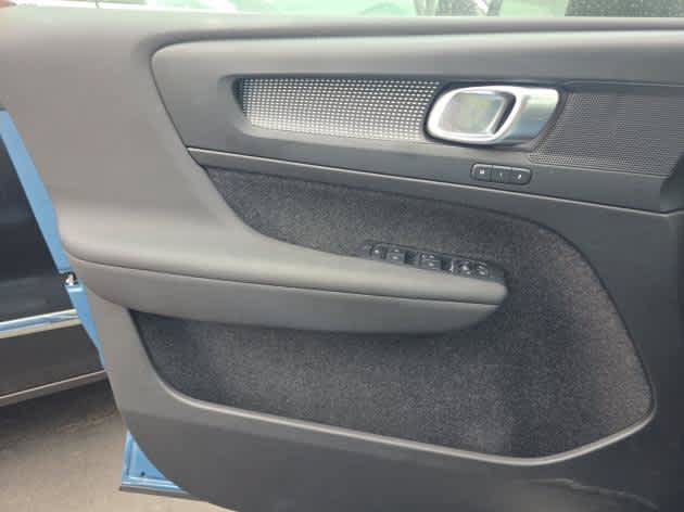 Certified 2025 Volvo XC40 B5 Plus AWD/4WD image 6