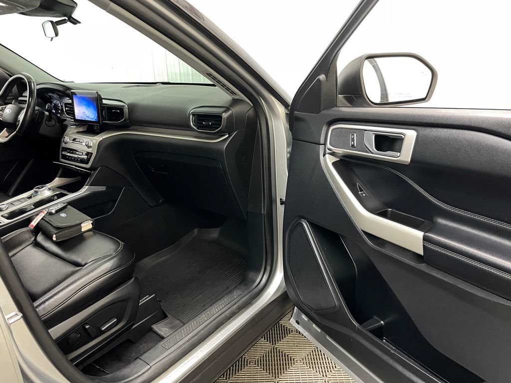 Used 2020 Ford Explorer XLT AWD/4WD image 38