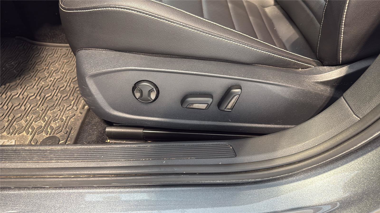Used 2022 Volkswagen Jetta SE FWD image 22