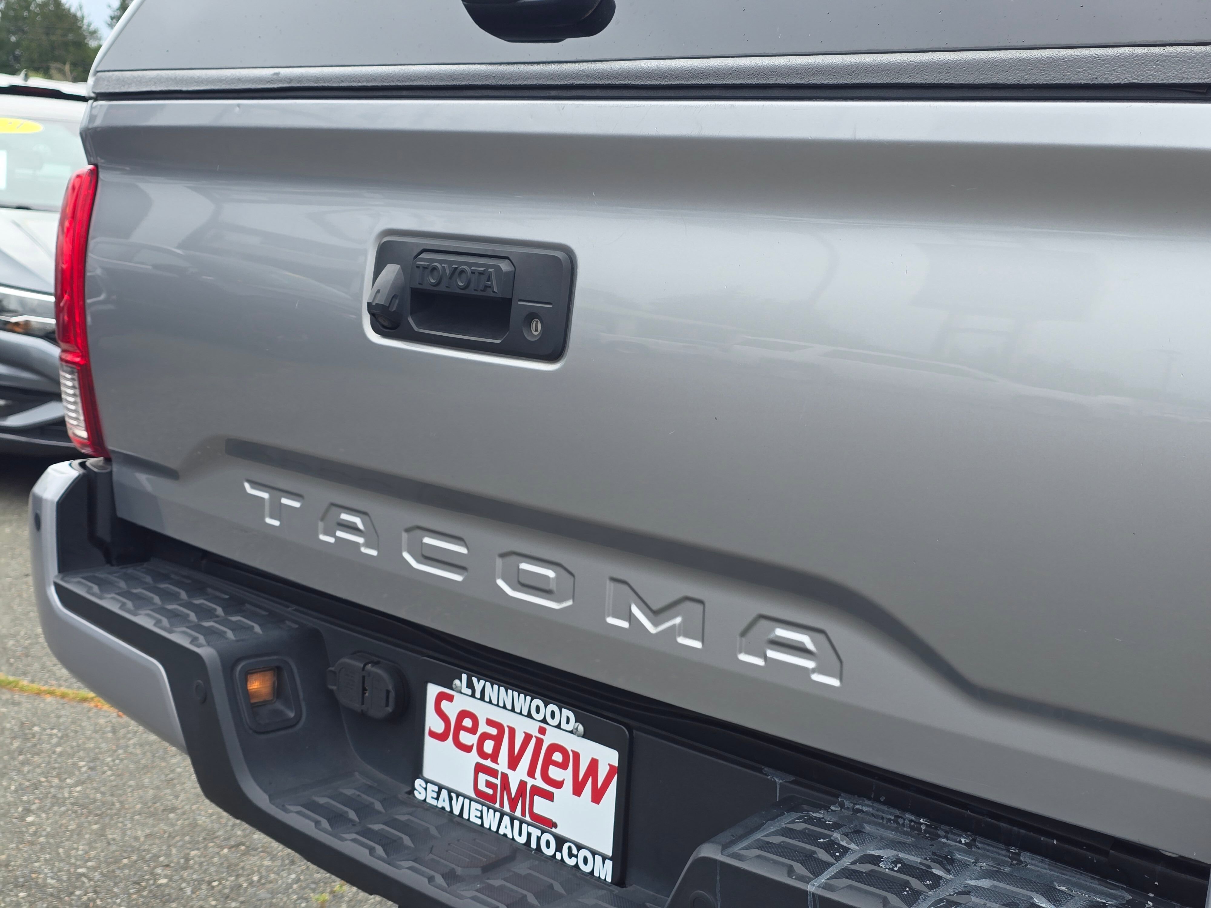 Used 2016 Toyota Tacoma TRD Sport w/ Premium & Technology Package AWD/4WD image 13