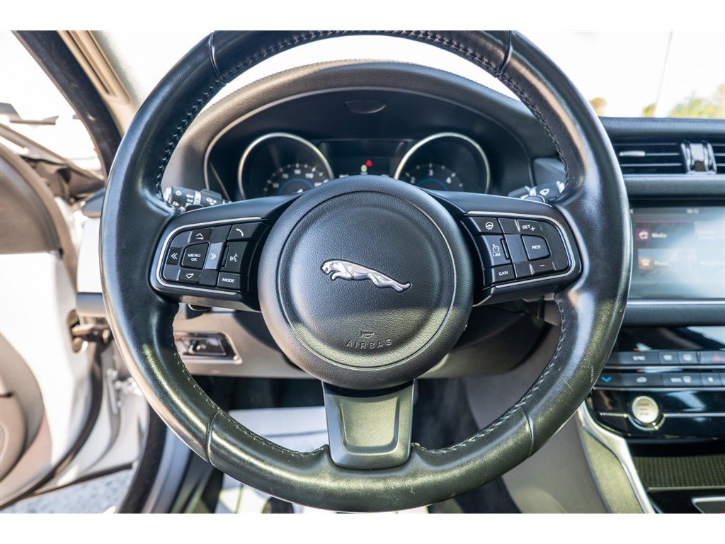 Used 2017 Jaguar XF Premium image 13