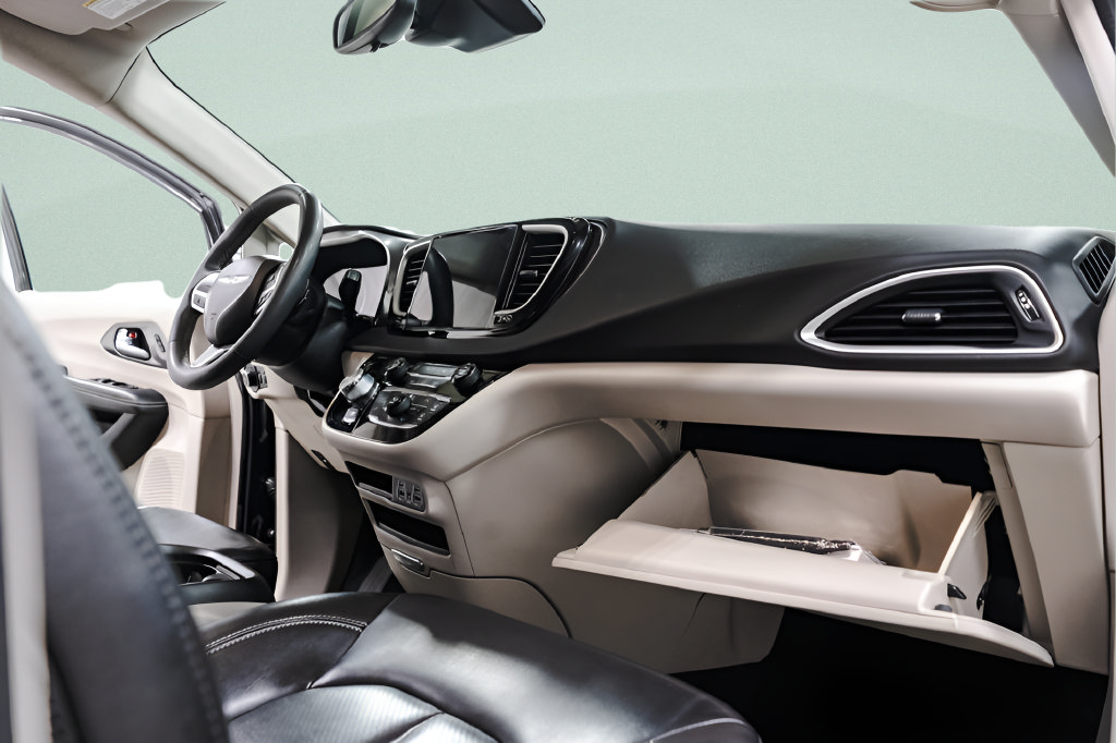Used 2023 Chrysler Pacifica Touring-L FWD image 40
