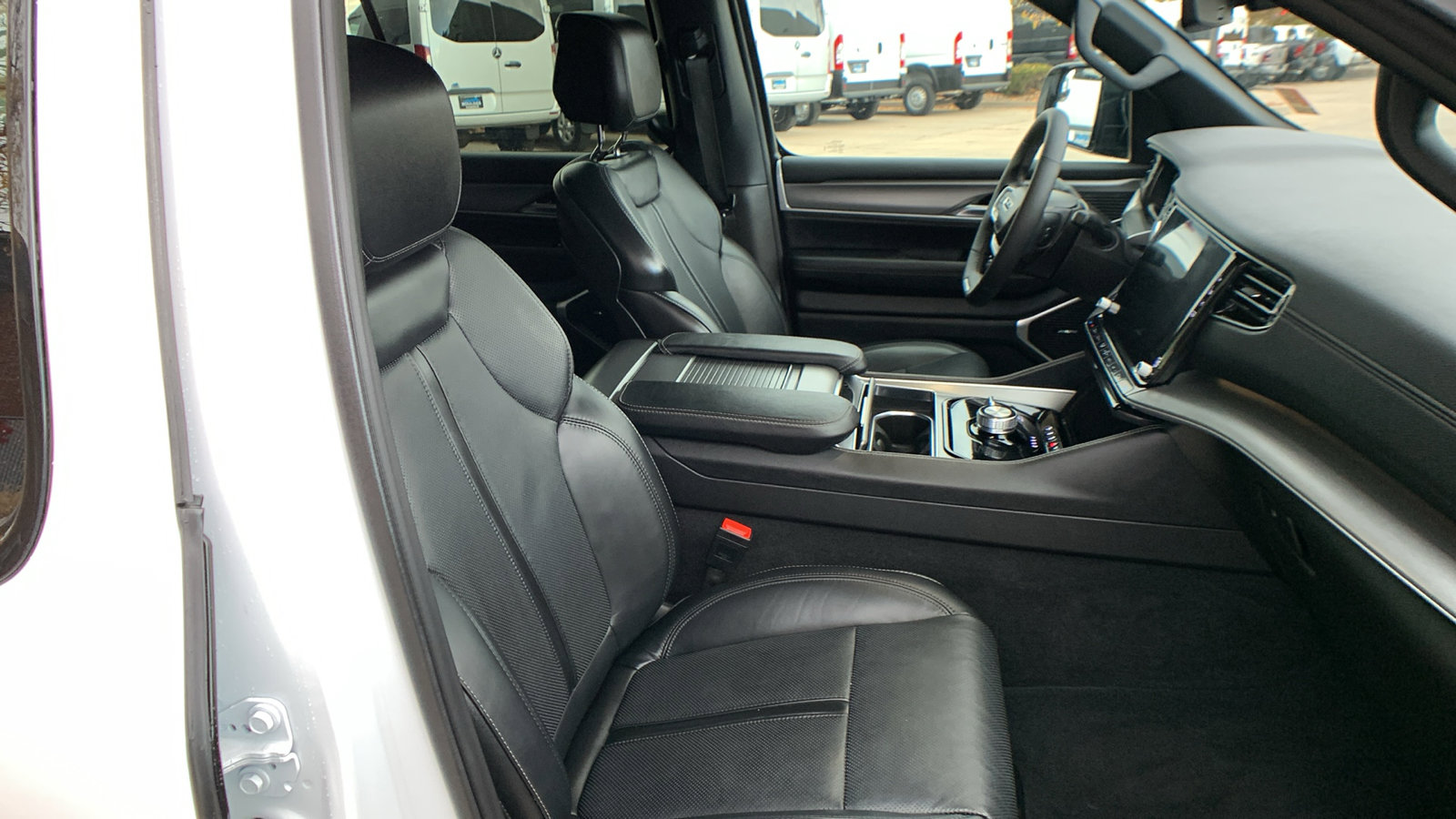 Used 2025 Jeep Wagoneer 4WD image 31