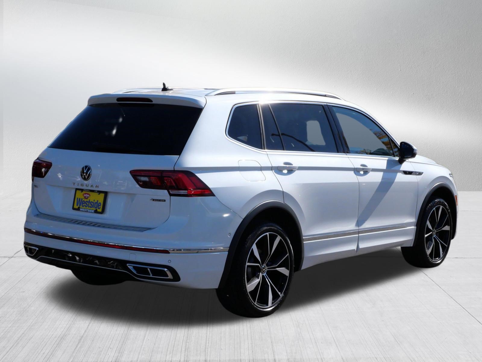 Used 2022 Volkswagen Tiguan SEL R-Line AWD/4WD image 7