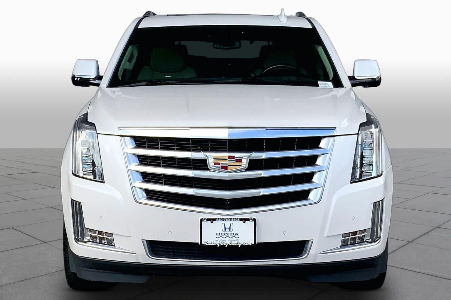 Used 2018 Cadillac Escalade Luxury AWD/4WD image 4