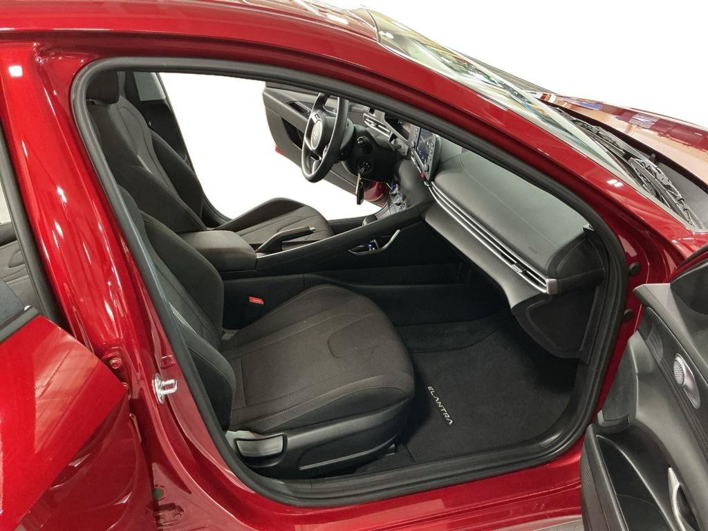 Certified 2025 Hyundai Elantra SE FWD image 7