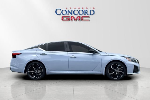 Used 2023 Nissan Altima 2.5 SR w/ SR Premium Package FWD image 3