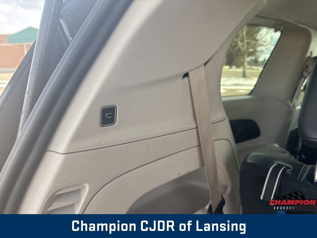 Used 2023 Chrysler Pacifica Touring-L image 10