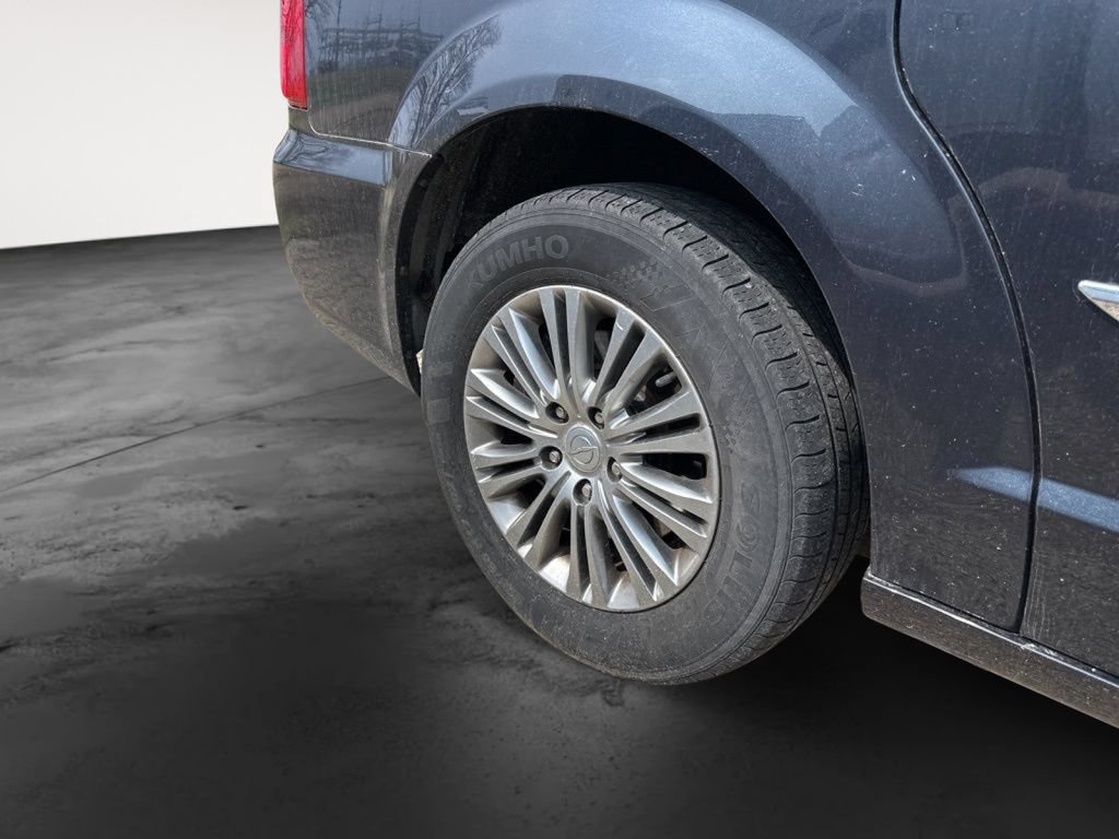 Used 2014 Chrysler Town & Country Touring-L w/ Driver Convenience Group FWD image 9
