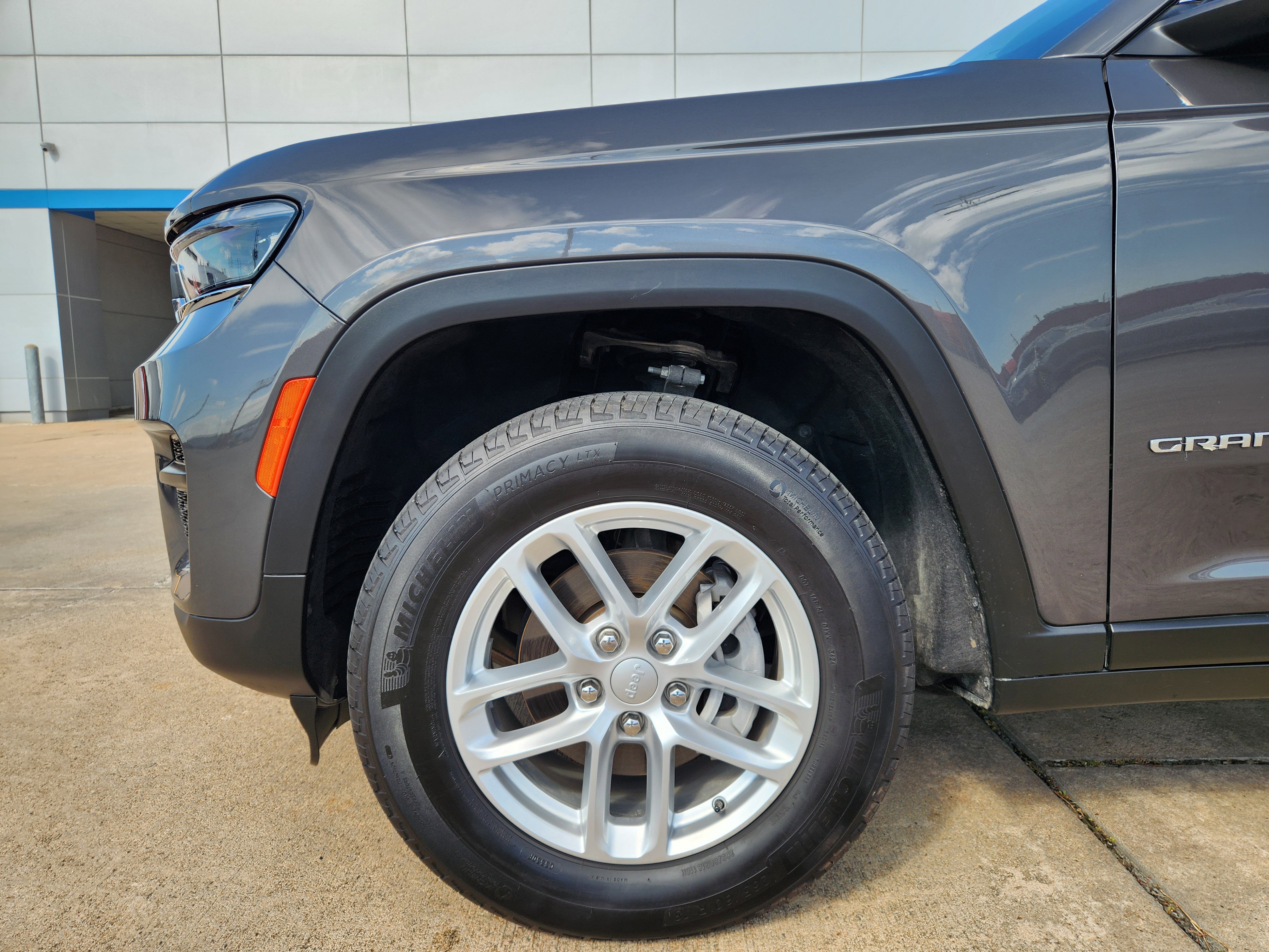 Used 2025 Jeep Grand Cherokee Laredo X image 8