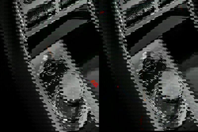 Used 2015 Jaguar XF Portfolio image 32