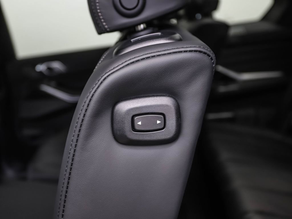 Used 2025 BMW X7 M60i image 23