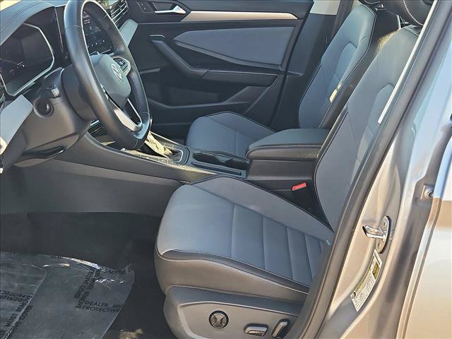 Used 2025 Volkswagen Jetta SE FWD image 11