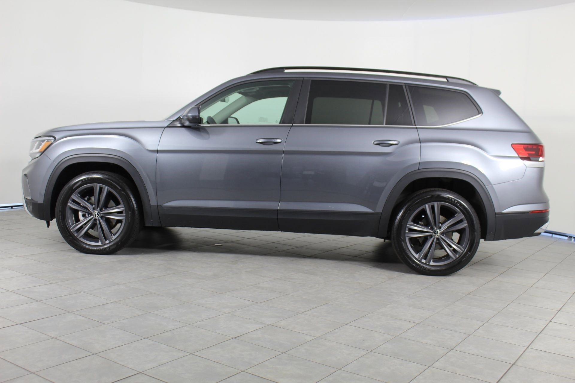 Used 2023 Volkswagen Atlas SE w/ Panoramic Sunroof Package image 2