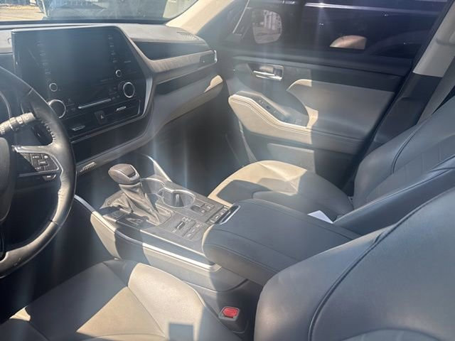Used 2021 Toyota Highlander XLE AWD/4WD image 12
