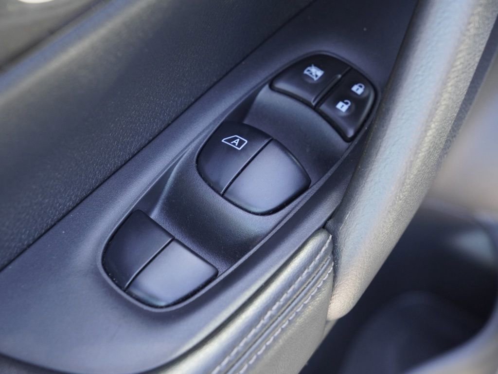 Used 2020 Nissan Rogue SV image 9