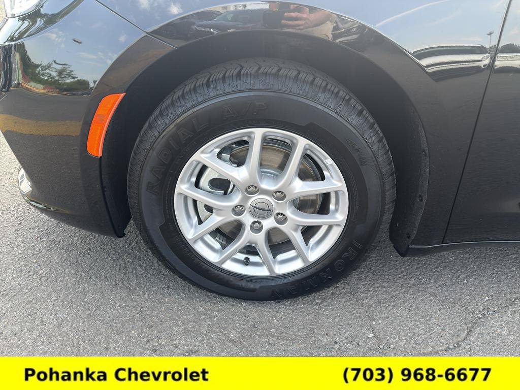 Used 2025 Chrysler Pacifica Select FWD image 27