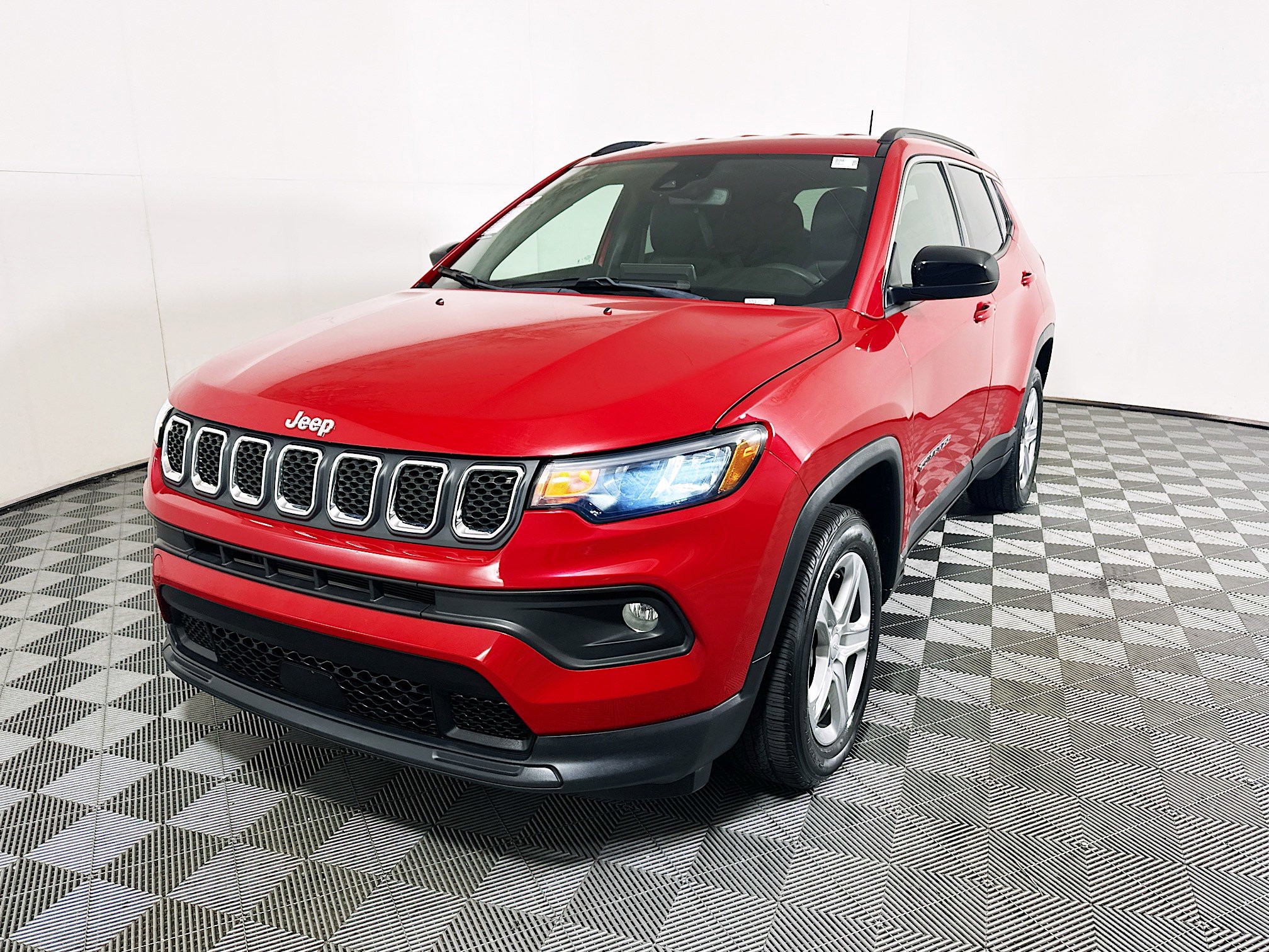 Used 2023 Jeep Compass Latitude AWD/4WD image 7