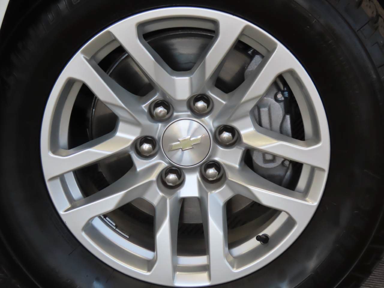 Used 2020 Chevrolet Silverado 1500 LT w/ Convenience Package AWD/4WD image 9
