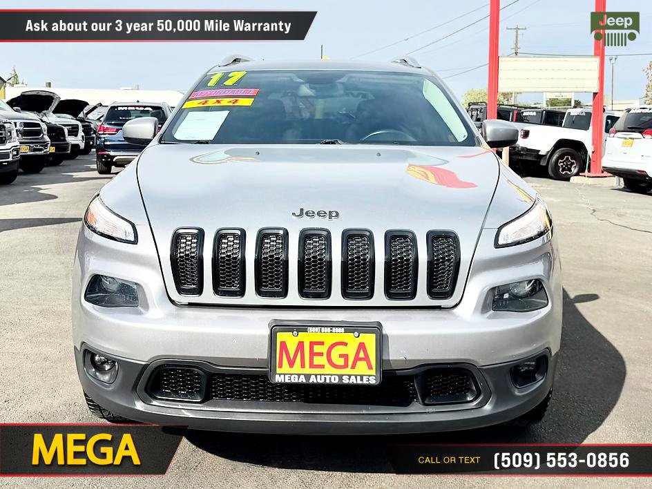 Used 2017 Jeep Cherokee Latitude AWD/4WD image 4