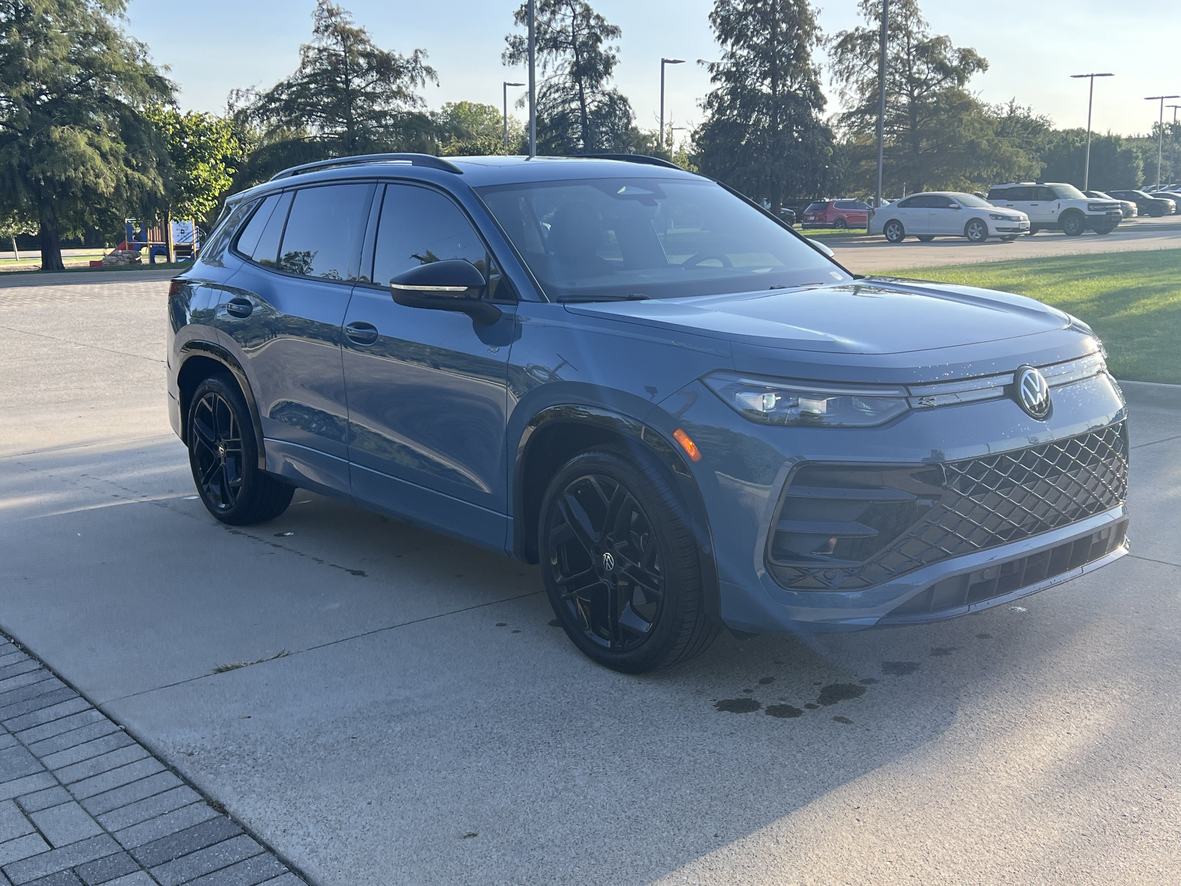Certified 2026 Volkswagen Tiguan SE R-Line FWD image 2