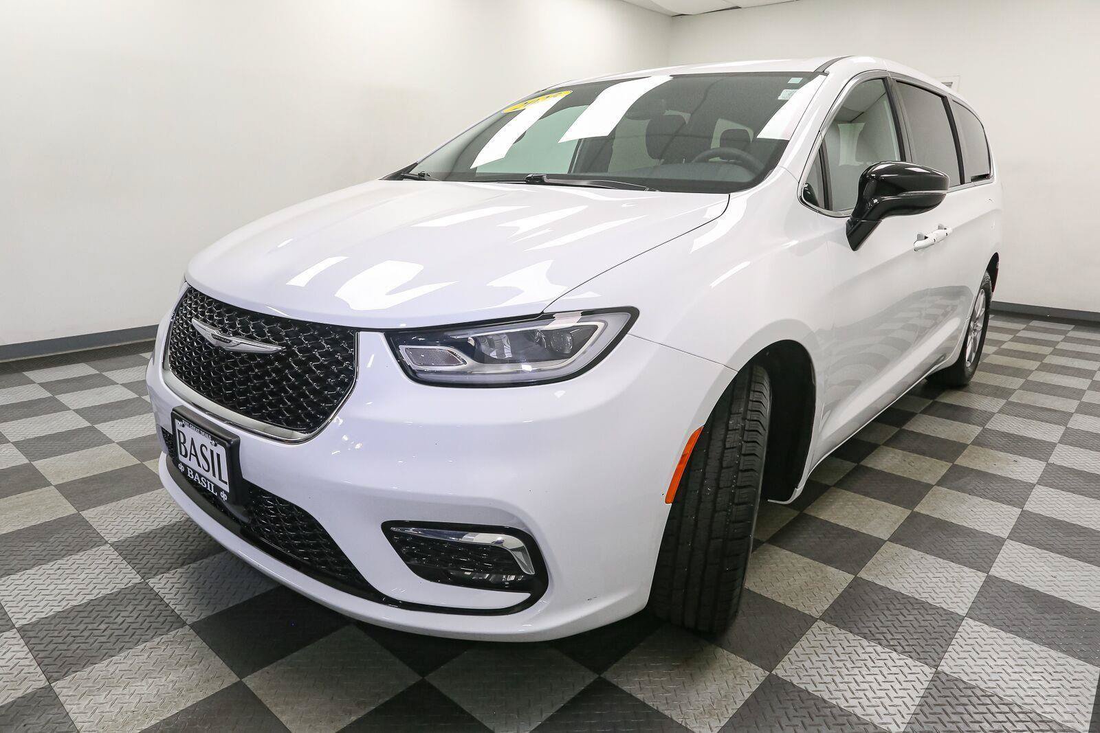 Used 2025 Chrysler Pacifica Select FWD image 4