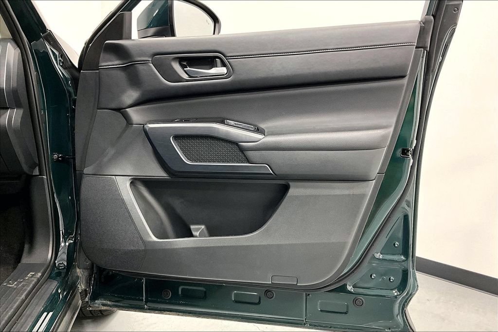 Used 2025 Nissan Pathfinder SL FWD image 22