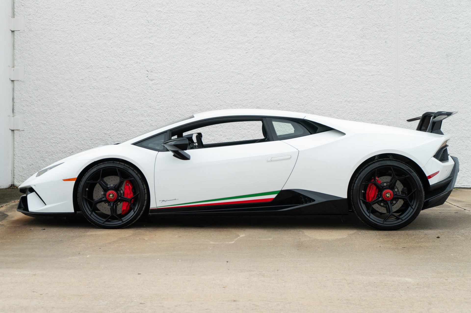 Used 2018 Lamborghini Huracan Performante AWD/4WD image 8
