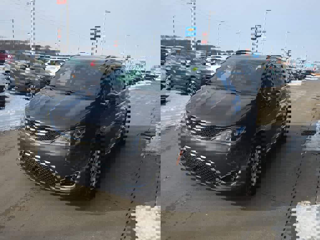 Used 2018 Chrysler Pacifica Touring-L Plus w/ Advanced Safetytec Group image 4