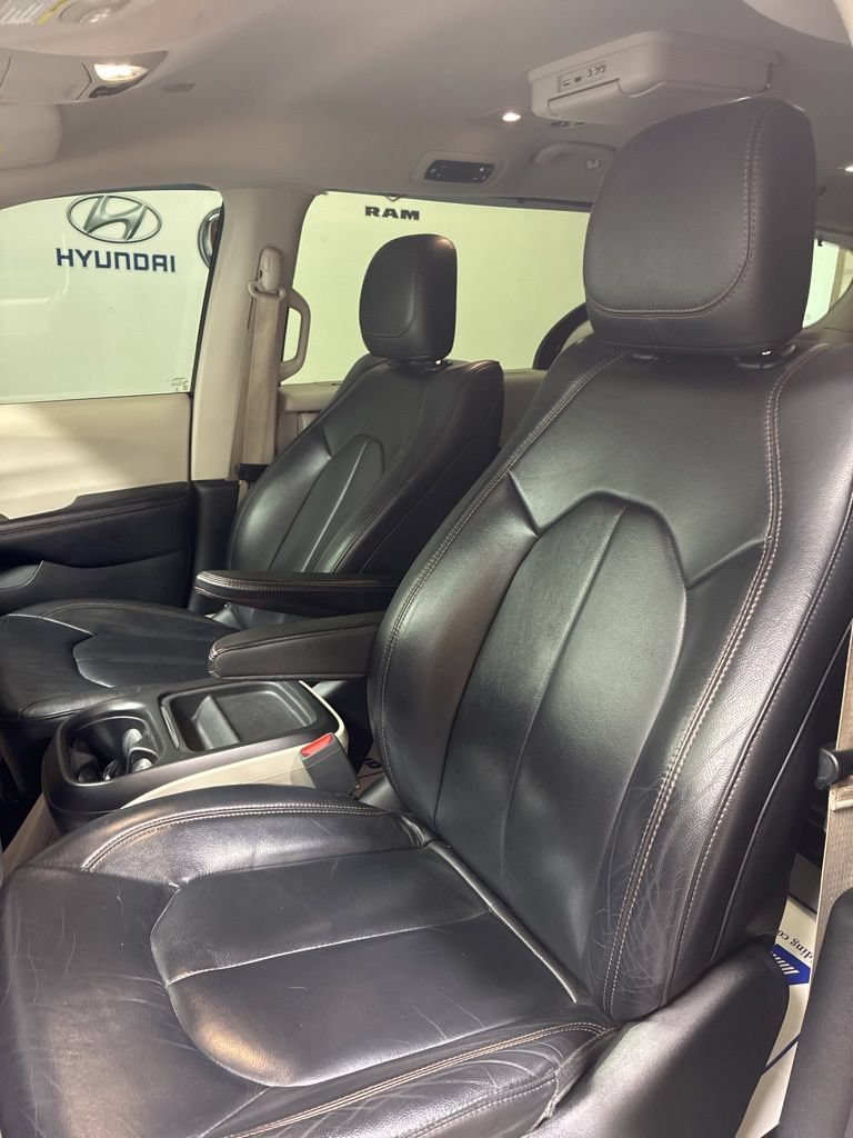 Used 2017 Chrysler Pacifica Touring-L w/ Tire & Wheel Group FWD image 10
