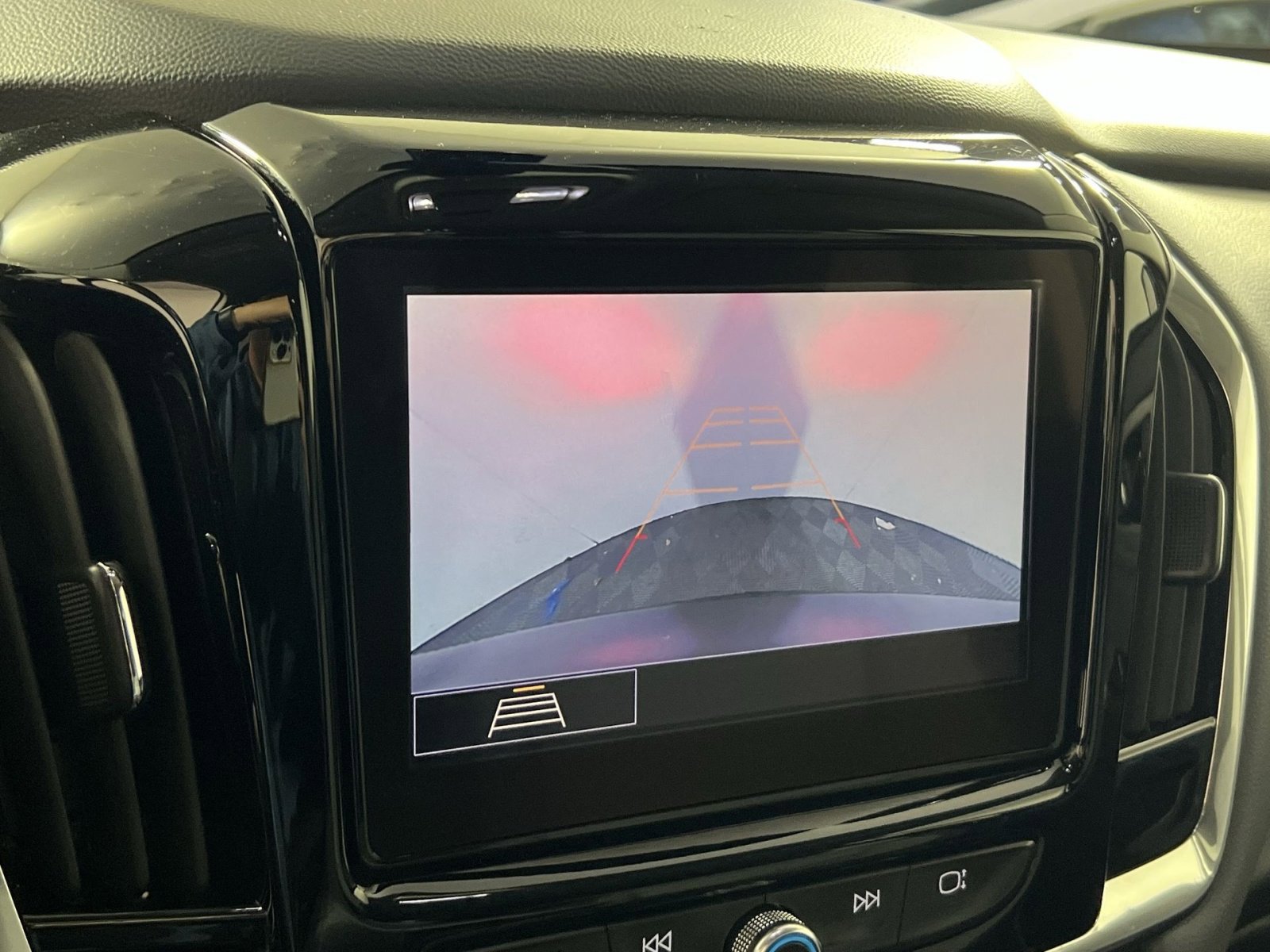 Used 2020 Chevrolet Traverse LT image 19