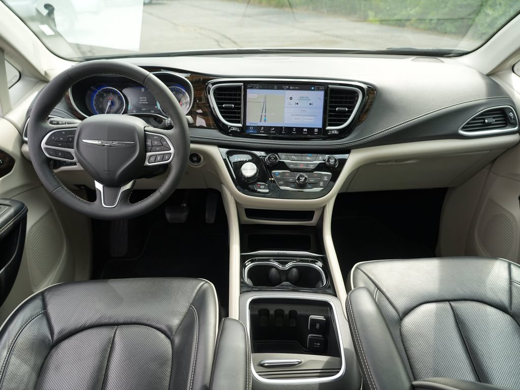Used 2024 Chrysler Pacifica Limited FWD image 25