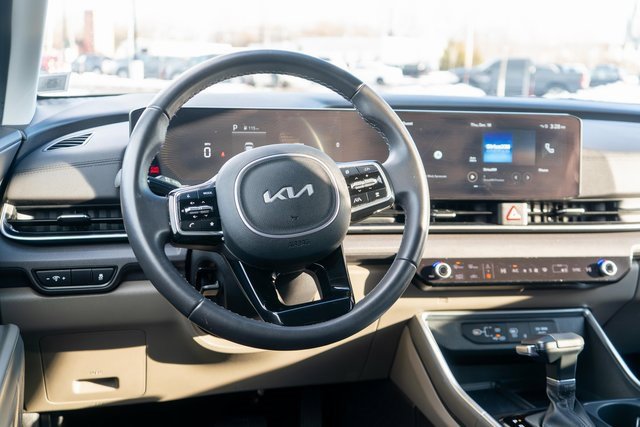 Used 2025 Kia Carnival EX image 19