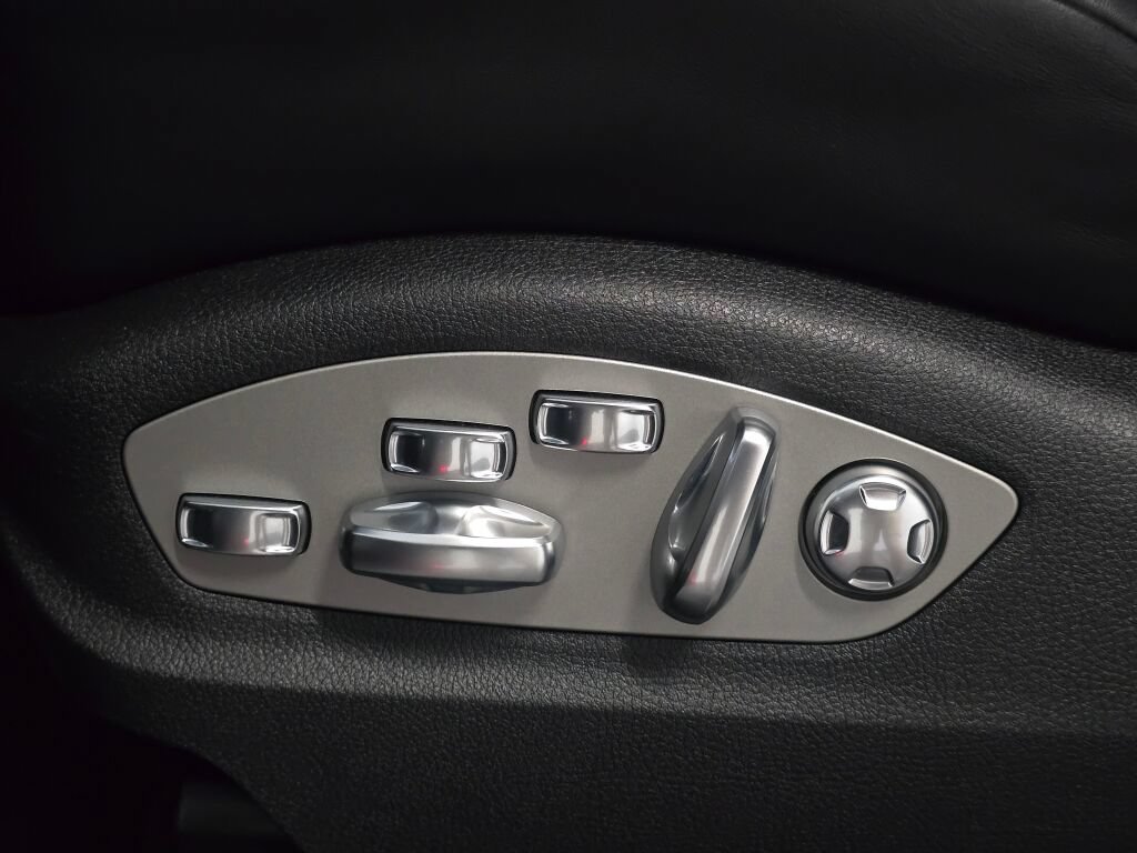 Certified 2024 Porsche Macan GTS AWD/4WD image 33