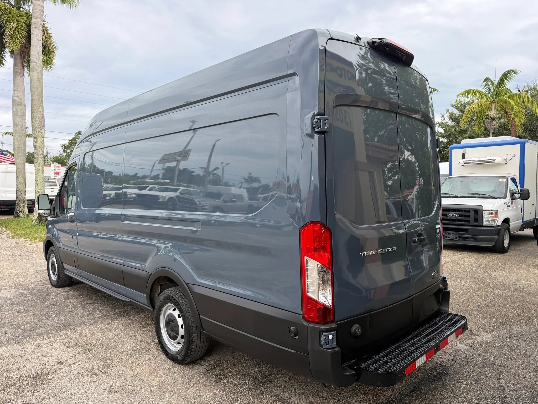 Used 2020 Ford Transit 250 148 High Roof Extended RWD image 3