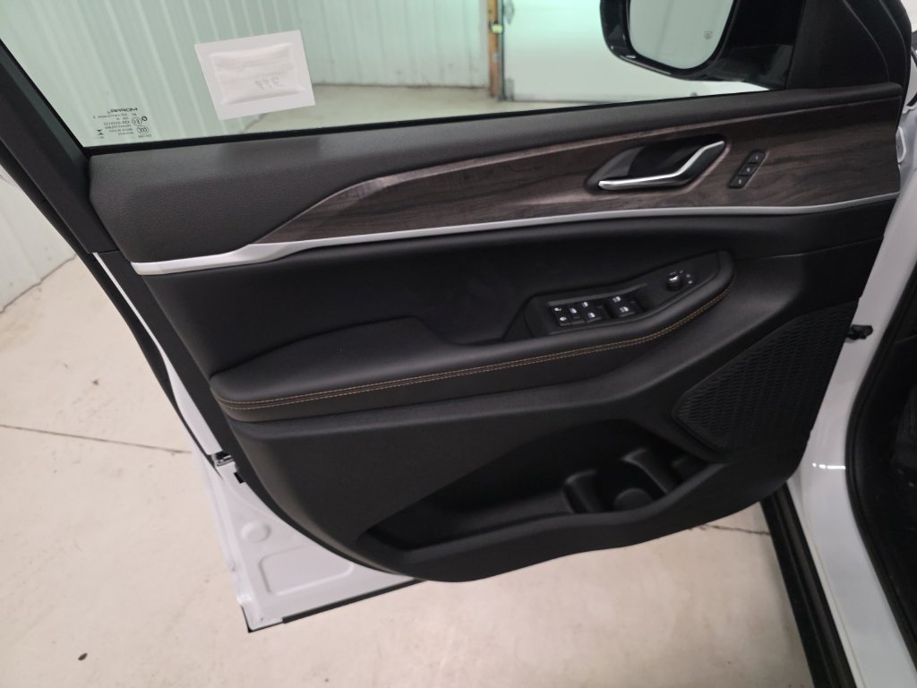 New 2026 Jeep Grand Cherokee Limited AWD/4WD image 12