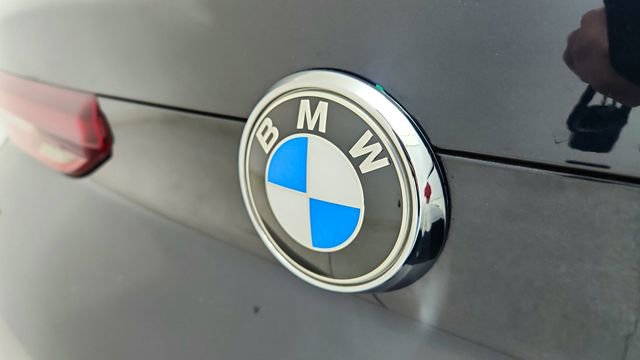Used 2022 BMW X6 xDrive40i w/ Executive Package image 16