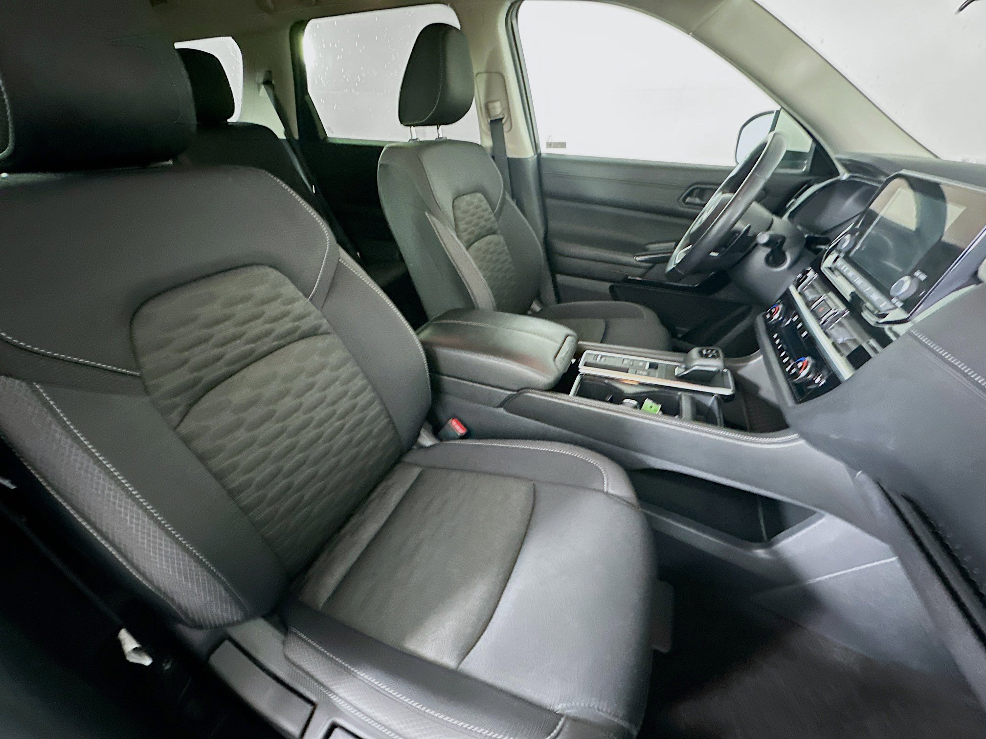 Used 2025 Nissan Pathfinder SV image 32