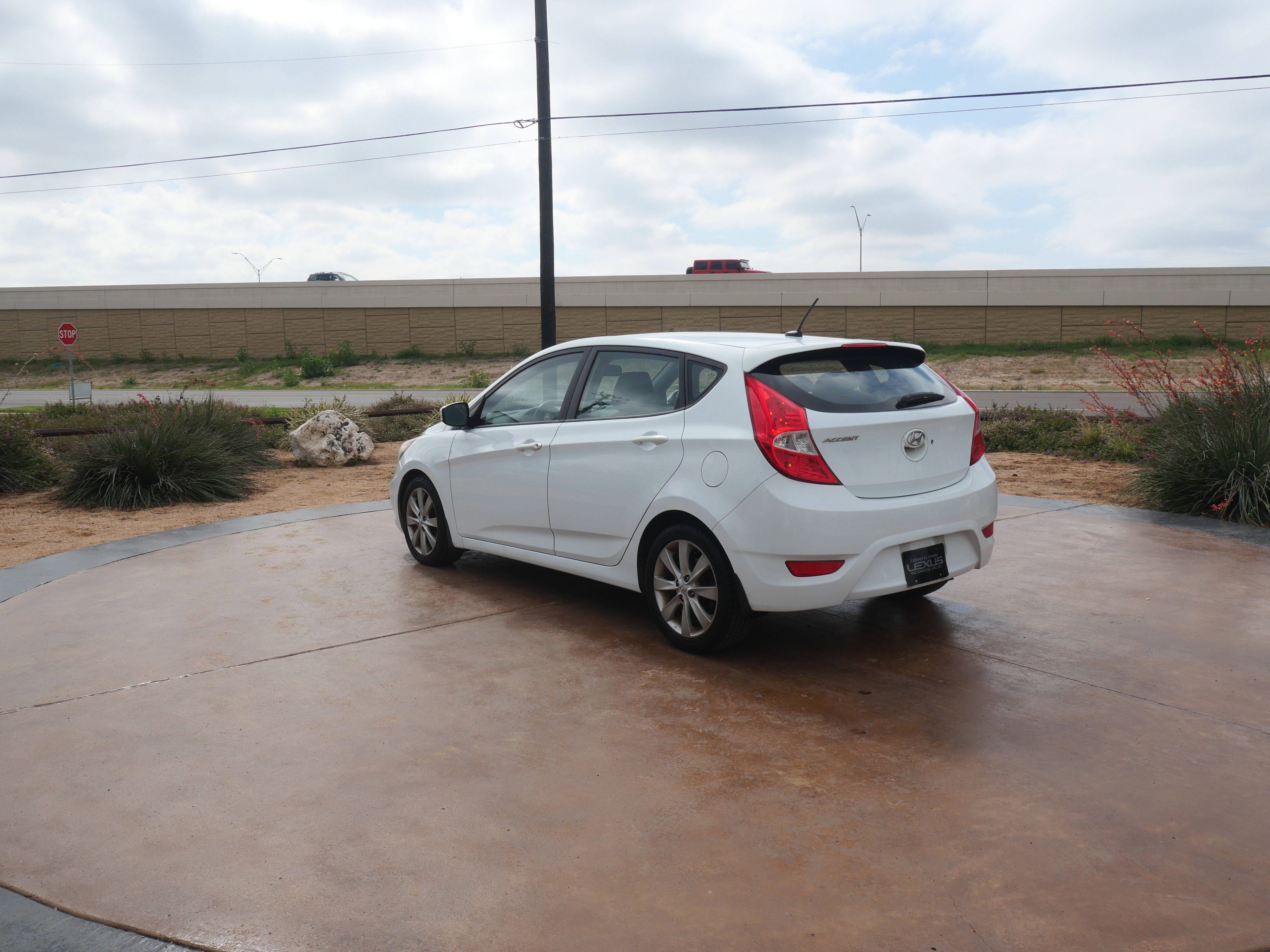 Used 2013 Hyundai Accent SE image 4
