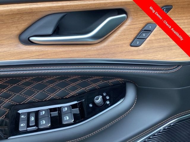 Used 2023 Jeep Grand Cherokee Summit AWD/4WD image 5