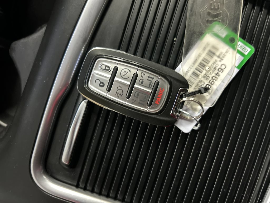 Used 2024 Chrysler Pacifica Touring-L w/ Uconnect Theater Family Group FWD image 22