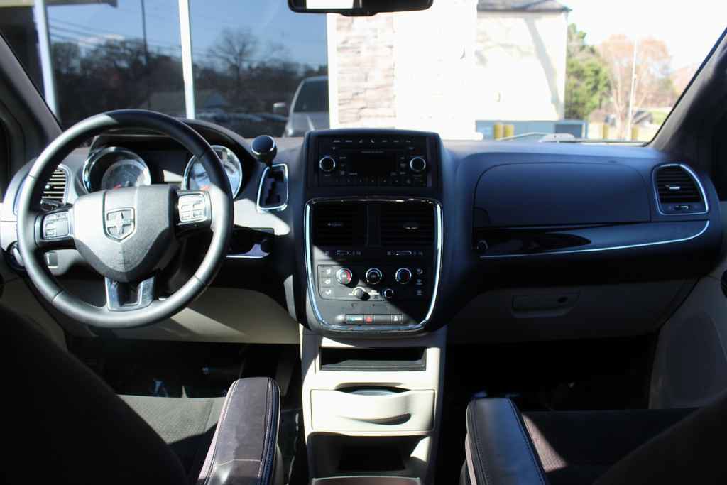 Used 2015 Dodge Grand Caravan SE image 25