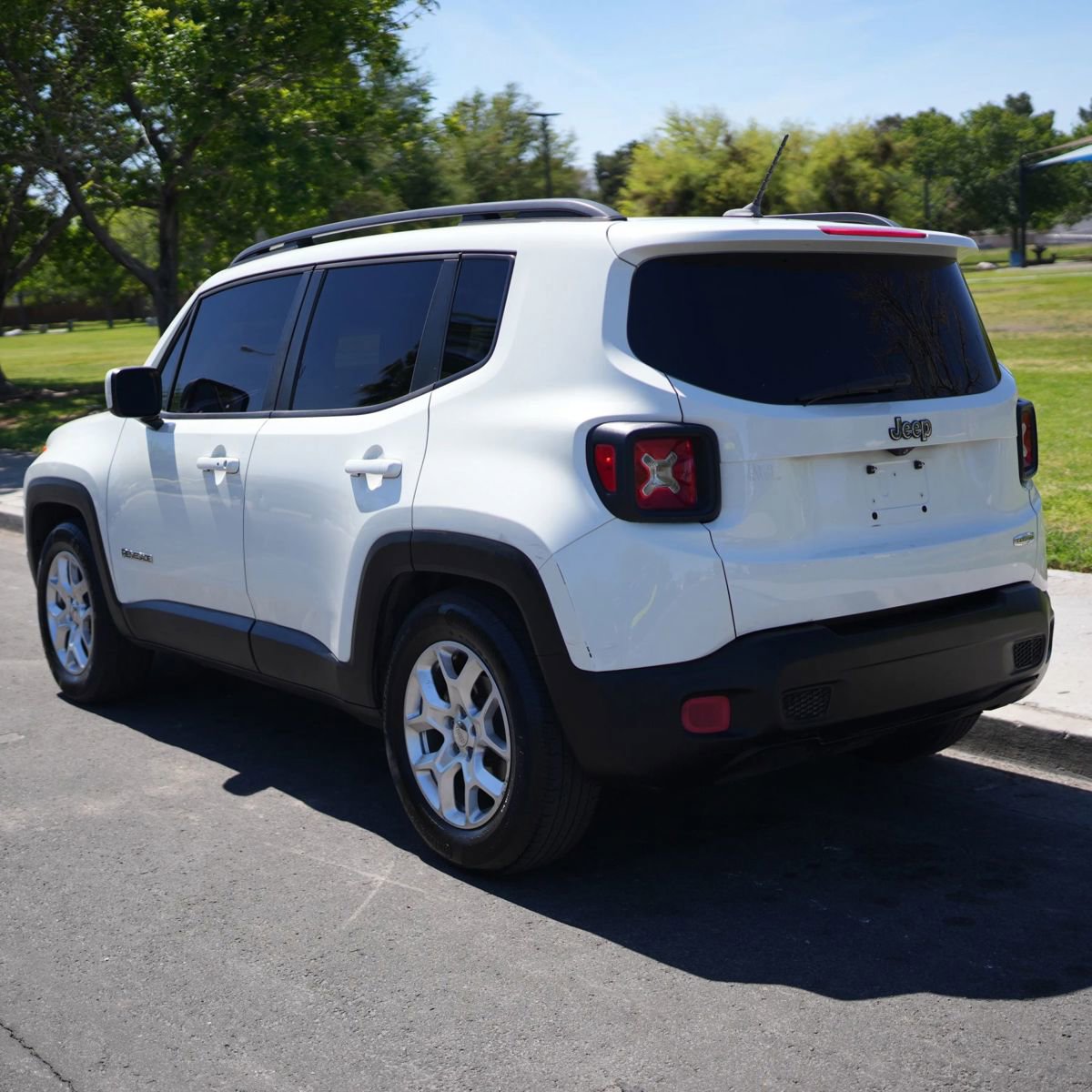 Used 2015 Jeep Renegade Latitude w/ Popular Equipment Group image 6
