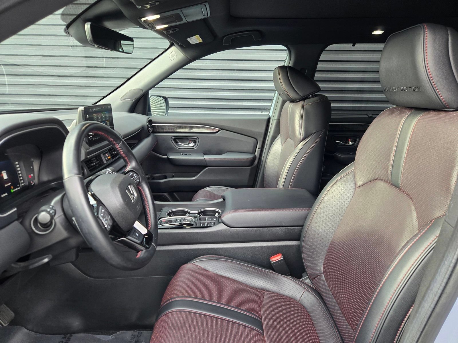 Used 2025 Honda Pilot Black Edition image 27
