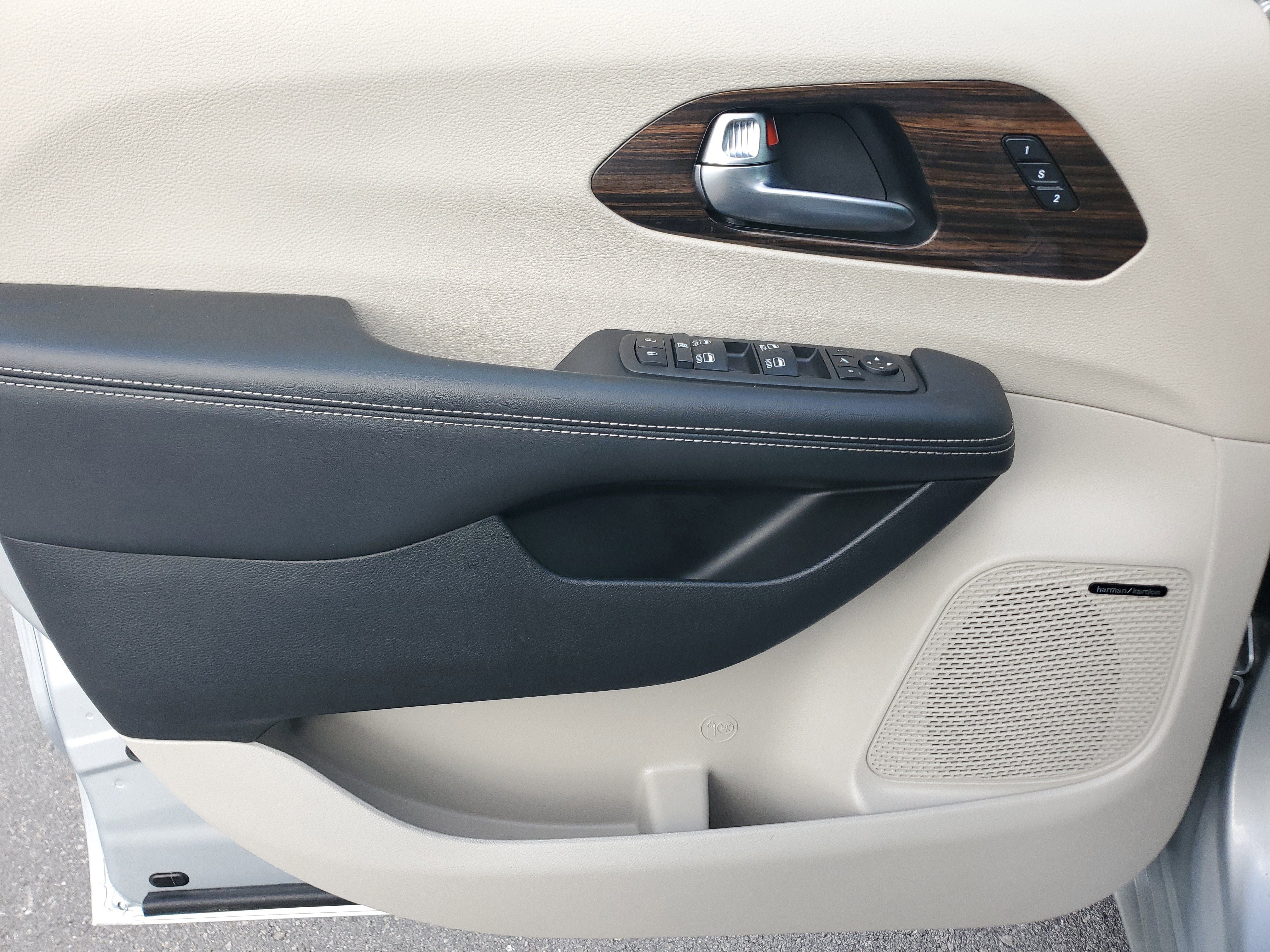 Used 2023 Chrysler Pacifica Limited w/ Uconnect Theater Family Group image 29